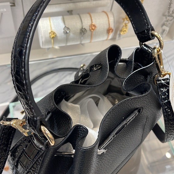 MICHAEL KORS 
Reed Medium Pebbled Leather Belted Bucket Messenger Satchel Crossb - Picture 9 of 16